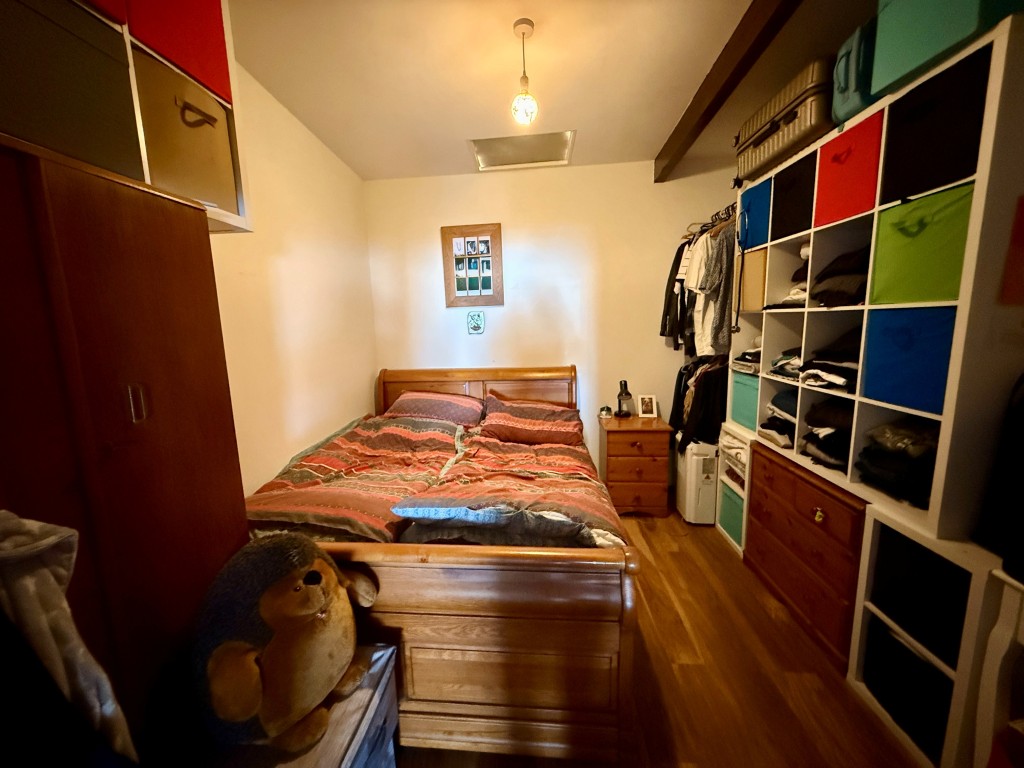 Lot: 80 - EQUESTRIAN FACILITY - INDOOR MANÈGE, STABLES, PADDOCKS AND ACCOMMODATION - Flat one - Bedroom two